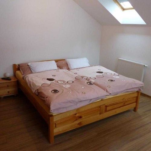 Apartament la etaj cu 1 camera pentru 2 pers. (se poate solicita pat suplimentar)