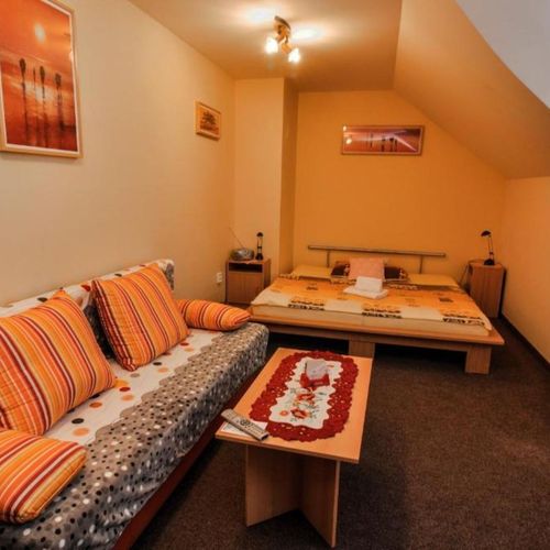 Apartman s koupelnou se sprchou s manželskou postelí s 1 ložnicí (s možností přistýlky)