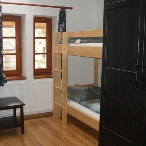 Pokoj se sprchou s privátní koupelnou mimo pokoj pro 4 os.