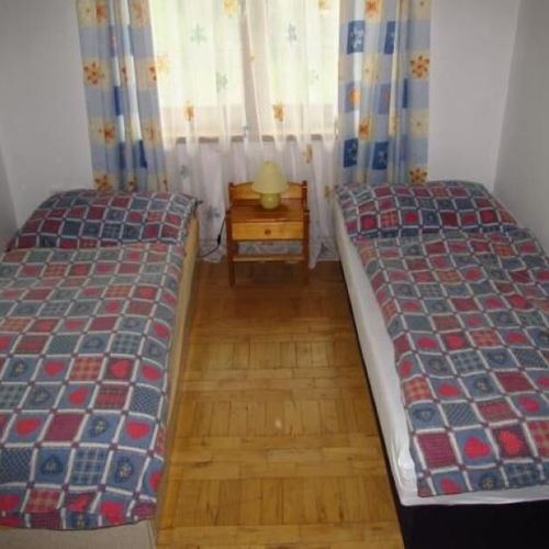Apartman se sprchou s privátní koupelnou mimo apartmán pro 4 os. se 2 ložnicemi (s možností přistýlky)