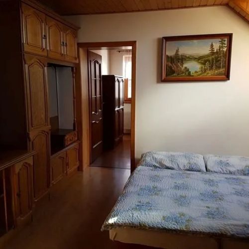 Camera cvadrupla cu duș cu chicinetă proprie