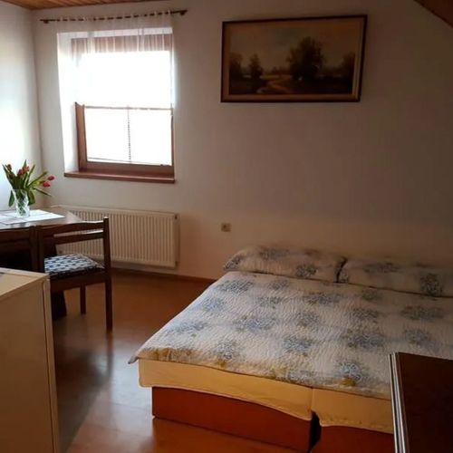 Camera tripla cu baie cu duș