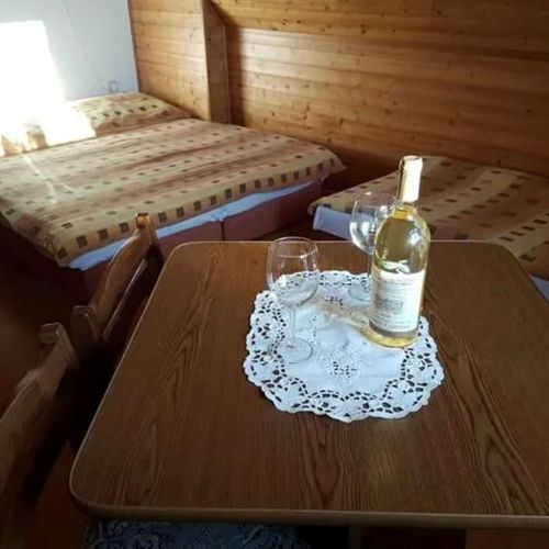 Camera cvadrupla cu baie cu duș