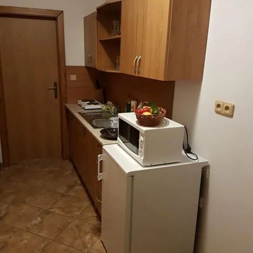 Camera cvadrupla cu baie cu chicinetă proprie