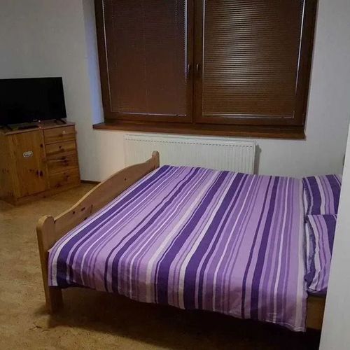 Camera tripla cu baie cu bucătărie proprie