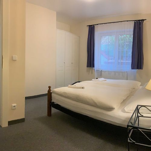 Apartament cu duș cu chicinetă proprie cu 2 camere pentru 4 pers.