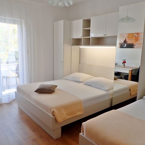 Pokoj se společnou kuchyňkou pro 3 os. s výhledem na moře