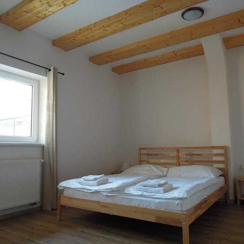 Apartman se sprchou s privátní koupelnou mimo apartmán pro 4 os. se 2 ložnicemi (s možností přistýlky)