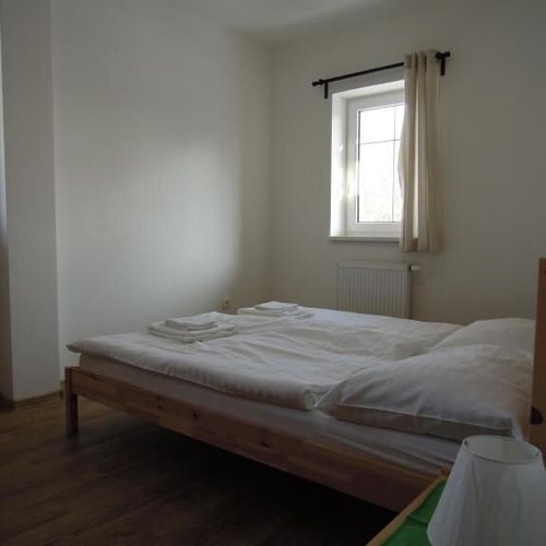 Apartman se sprchou s privátní koupelnou mimo apartmán pro 4 os. se 2 ložnicemi