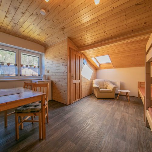 Apartament 3-osobowy z prysznicem z własną kuchnią z 1 pomieszczeniem sypialnianym (możliwa dostawka)