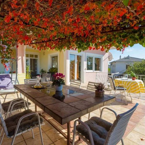 Apartament la parter cu vedere spre mare cu 3 camere pentru 4 pers.