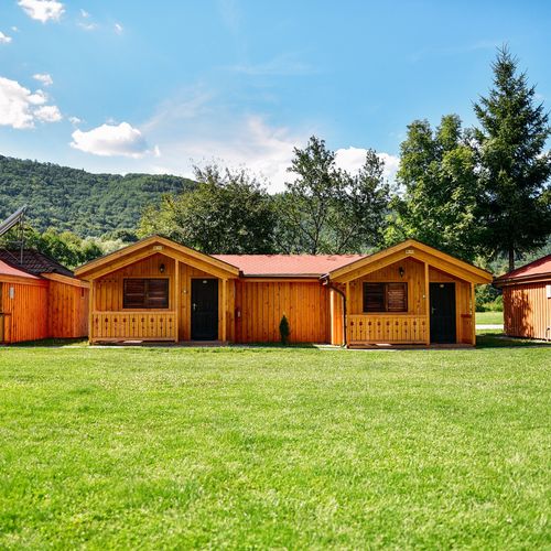 Cabană pentru 4 pers. (se inchirieaza doar integral)