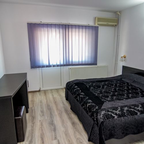 Camera dubla la etaj cu balcon (se poate solicita pat suplimentar)