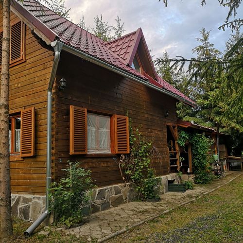 Cabană cu terasă pentru 8 pers. (se inchirieaza doar integral)