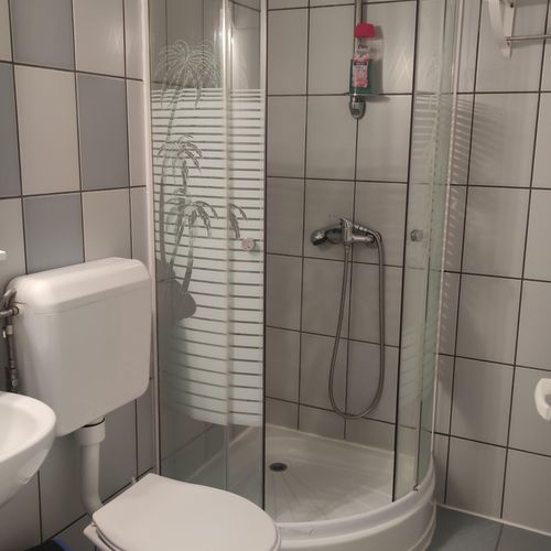 Camera twin la mansardă cu baie