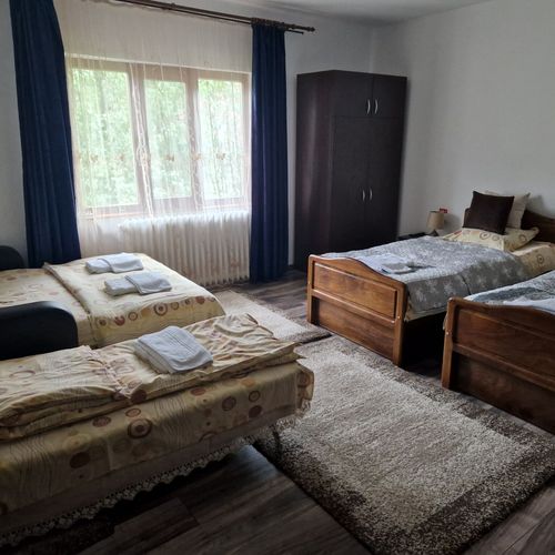 Camera dubla la etaj cu baie