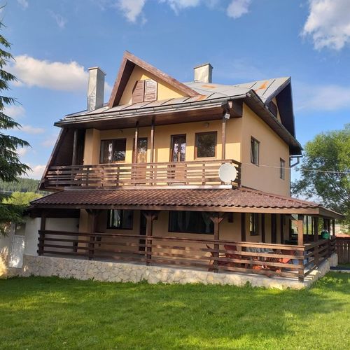 Cabană întreaga unitate cu vedere spre pădure pentru 12 pers. (se inchirieaza doar integral)