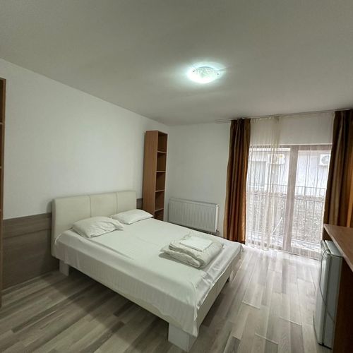 Camera dubla la parter cu vedere spre grădină