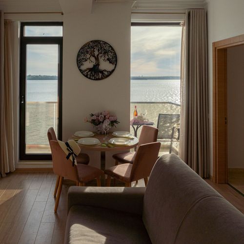 Apartament 3-osobowy z balkonem z widokiem na jezioro z 1 pomieszczeniem sypialnianym