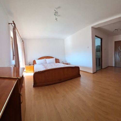 Camera dubla la etaj cu balcon (se poate solicita pat suplimentar)