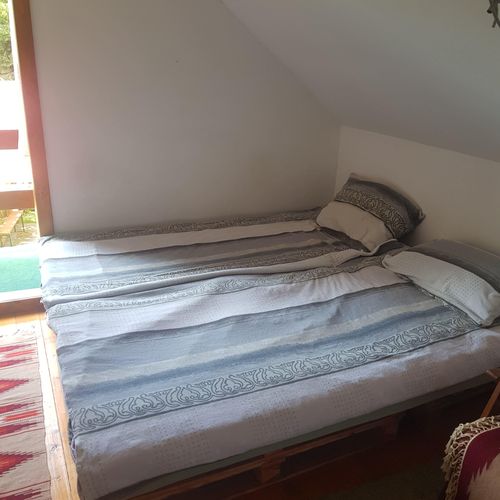 Cabană la mansardă cu balcon pentru 12 pers. (se inchirieaza doar integral) (se poate solicita pat suplimentar)