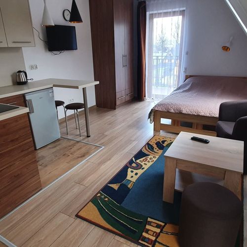 Apartament 2-osobowy z balkonem z aneksem kuchennym z 1 pomieszczeniem sypialnianym