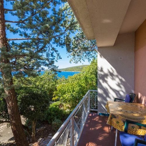 Apartament la parter cu vedere spre mare cu 2 camere pentru 4 pers.