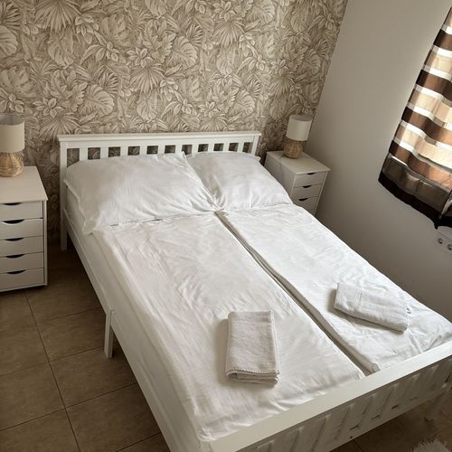 Apartament la parter cu vedere spre grădină cu 1 camera pentru 3 pers.