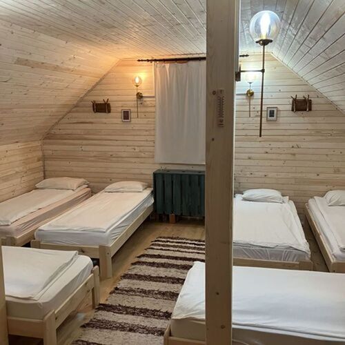 Cabană cu terasă pentru 16 pers. (se inchirieaza doar integral)