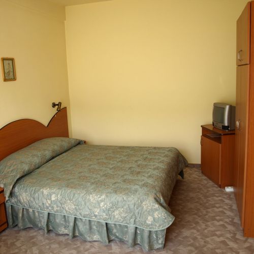 Apartament standard la etaj cu 1 camera pentru 2 pers. (se poate solicita pat suplimentar)
