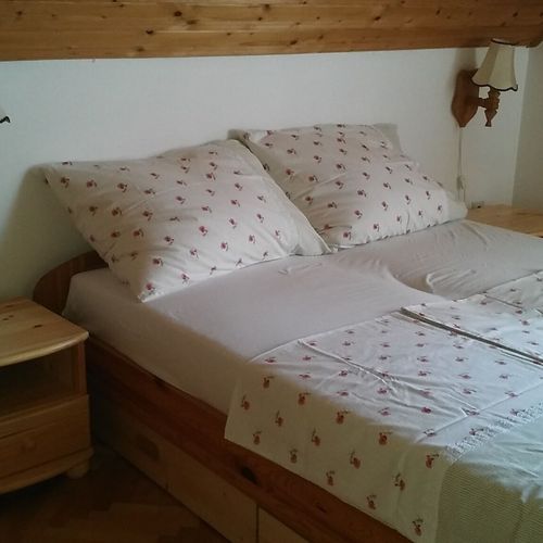 Camera dubla la etaj cu vedere spre grădină