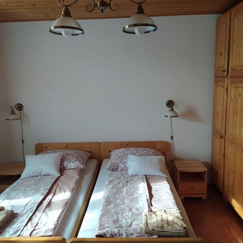 Camera twin la etaj cu vedere spre grădină