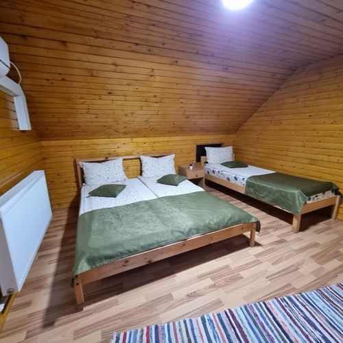 Camera twin la mansardă cu baie