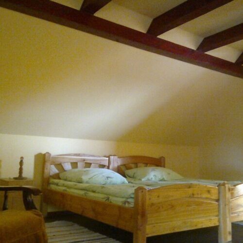 Apartament la mansardă cu baie cu 2 camere pentru 4 pers. (se poate solicita pat suplimentar)