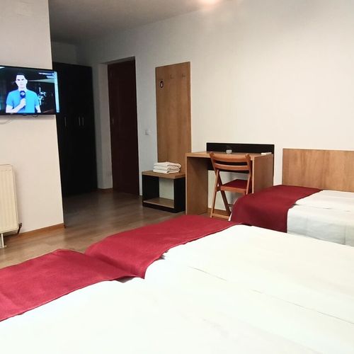 Camera tripla la mansardă cu baie