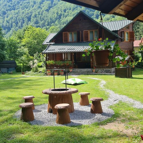 Cabană premium cu vedere spre munte pentru 17 pers. (se inchirieaza doar integral)