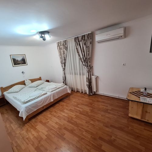 Pokoj s manželskou postelí