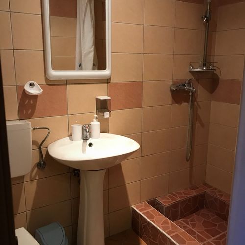 Camera la parter cu baie pentru 5 pers.