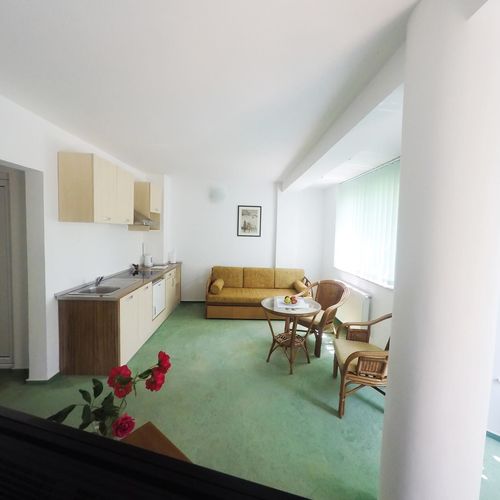 Apartament la etaj cu vedere spre grădină cu 1 camera pentru 2 pers. (se poate solicita pat suplimentar)