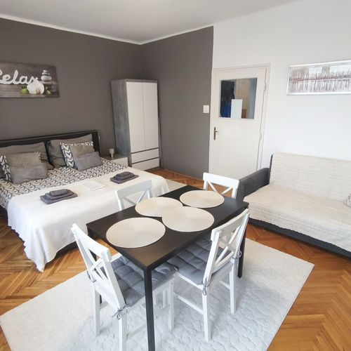 Apartament lCD TV cu aer condiționat pentru 4 pers. (se inchirieaza doar integral)