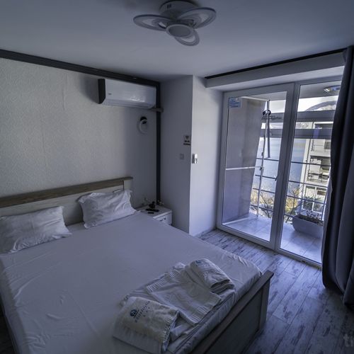 Camera dubla la etaj cu balcon