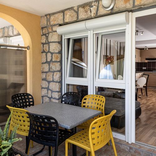 "B" Apartman pro 6 os. se 3 ložnicemi s výhledem na moře