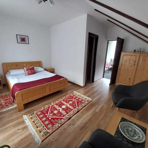 Camera dubla la etaj cu baie