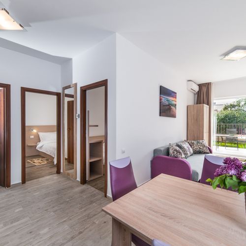 Apartament la parter cu terasă cu 2 camere pentru 5 pers.