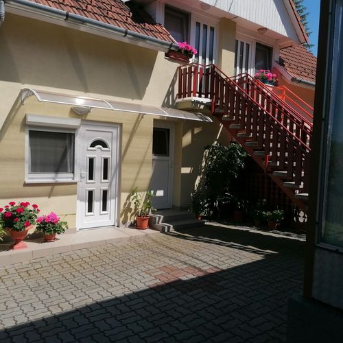 Apartament la parter cu vedere spre grădină cu 1 camera pentru 2 pers.