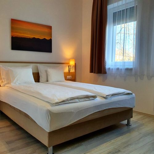 Apartament la parter cu vedere spre curte cu 2 camere pentru 4 pers.