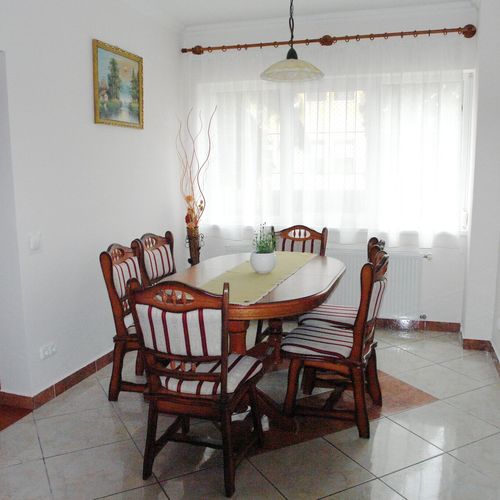 Apartament la parter cu vedere spre curte cu 2 camere pentru 6 pers.