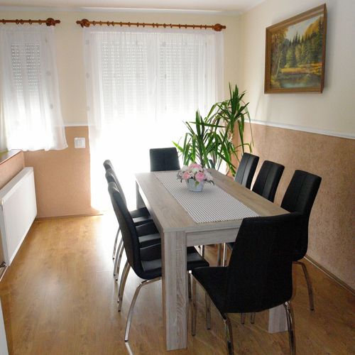 Apartament la etaj cu vedere spre curte cu 3 camere pentru 6 pers.