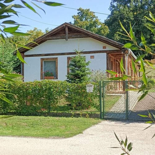 Casă de vacanță familial(ă) cu vedere spre pădure pentru 5 pers. (se inchirieaza doar integral)