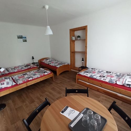 Camera cvadrupla la parter cu chicinetă comună